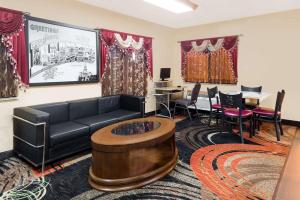 Posezení v ubytování Super 8 by Wyndham Paris IL