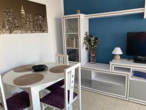 Televízia a/alebo spoločenská miestnosť v ubytovaní Apartamento playa Valdelagrana