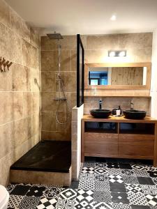 a bathroom with a shower and a sink and a tub at Bel appartement 8 personnes à Saint Chaffrey in Saint-Chaffrey