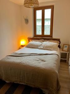 a bedroom with a large bed with a window at Bel appartement 8 personnes à Saint Chaffrey in Saint-Chaffrey