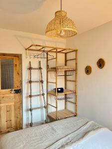 a bedroom with a bunk bed with a chandelier at Bel appartement 8 personnes à Saint Chaffrey in Saint-Chaffrey