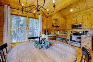 - une cuisine avec une grande table en bois dans une cabine dans l'établissement Fishful Thinking, à Cherry Log