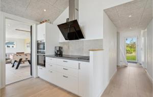 Kuchyň nebo kuchyňský kout v ubytování Stunning Home In Tarm With Kitchen