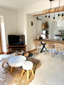 a living room with a table and chairs at Bel appartement 8 personnes à Saint Chaffrey in Saint-Chaffrey