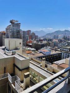 Blick auf eine Stadt mit Gebäuden und Bergen in der Unterkunft Acuña & Donoso Apartamentos Centro in Santiago