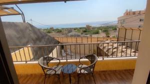 lacasa chalet private With a panoramic view of the DeadSea في السويمة: شرفة مع طاولة وكراسي على شرفة