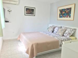 1 dormitorio blanco con 1 cama en una habitación en Apartments Ana Hvar, en Hvar