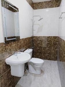 uma casa de banho com um WC e um lavatório em lacasa chalet private With a panoramic view of the DeadSea em Sowayma
