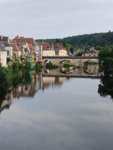 Blick auf einen Fluss in einer Stadt mit einer Brücke in der Unterkunft VILLA DU BIEN ËTRE in Argenton-sur-Creuse