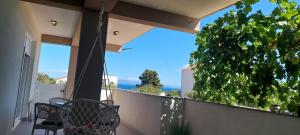 einen Balkon mit Stühlen und Meerblick in der Unterkunft Dream Variant in Trogir