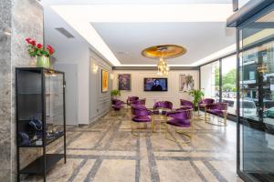 una sala da pranzo con sedie viola e tavolo di Graziella Gold Hotel a Istanbul