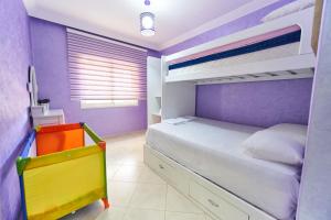 um quarto roxo com uma cama e beliches em Apartment for rent with 2 bedrooms em Tânger