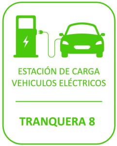 un cartel que lee coche eléctrico en una gasolinera en Cabañas Tranquera 8 en Chascomús