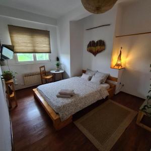 ein Schlafzimmer mit einem großen Bett in einem Zimmer in der Unterkunft sobe Divna in Velika Mlaka + 23 Fotos