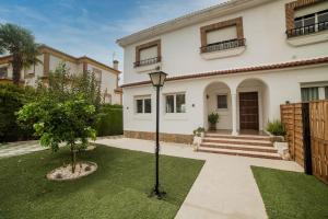 una casa con una luz de la calle en el patio en Magnificent villa: 2 private pools, BBQ, garden & parking. 13 per. In Padul, en Granada
