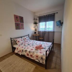 ein kleines Schlafzimmer mit einem Bett und einem Tisch in der Unterkunft sobe Divna in Velika Mlaka
