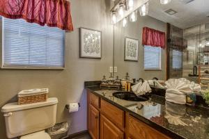 Кухня или мини-кухня в 3 Decks, Mtn Views! Tree Tops by HoneyBearCabins - Luxury Rain Showers, 3 King suites, XL HotTub, Bear Sightings
