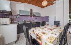 uma cozinha com uma mesa com uma toalha de mesa em Cozy Home In Pula With Wifi em Pula