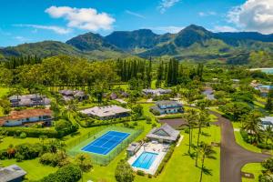einen Luftblick auf eine Villa mit einem Pool und einem Resort in der Unterkunft 4Br 2Ba Newly Furnished Princeville Home, AC, Pool, Tennis in Princeville