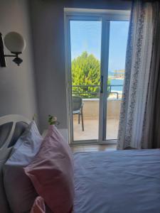 Postel nebo postele na pokoji v ubytování Amelie's Apartments & Beach Saranda