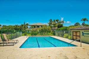 ein Swimmingpool vor einem Haus in der Unterkunft 4Br 2Ba Newly Furnished Princeville Home, AC, Pool, Tennis in Princeville