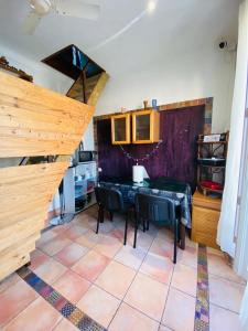 cocina con mesa y sillas en una habitación en Laurentissime en Saint-Laurent-du-Var