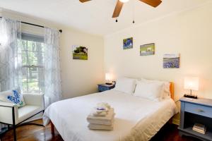 Un pat sau paturi într-o cameră la Charming Home about 4 Mi to Fort Worth Stockyards!