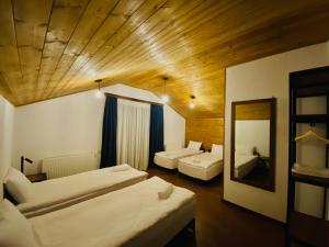 A bed or beds in a room at Sno Inn Kazbegi