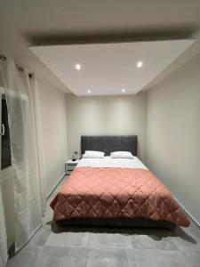 ein Schlafzimmer mit einem großen Bett mit einer roten Bettdecke in der Unterkunft Corfu Glyfada Menigos Resort Home 72 in Glyfada