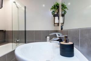 een badkamer met een wastafel en een kraan bij AndBnB I Piso en la naturaleza, Reformado y Parking Gratis in Ransol