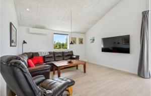 TV a/nebo společenská místnost v ubytování Stunning Home In Tarm With Kitchen