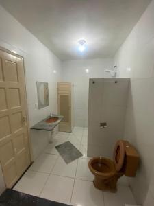 a bathroom with a toilet and a sink at Temporada CG - Cantinho Nordestino in Campina Grande