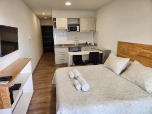 1 dormitorio con 1 cama con 2 almohadas en Aires verdes de Capital Depto en Salta