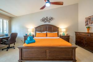 Кровать или кровати в номере Coachella Chill: Luxury 4BR/4King Paradise Retreat