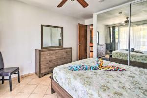 Tempat tidur dalam kamar di Condo with Balcony - Walk to Playa Doña Lala!