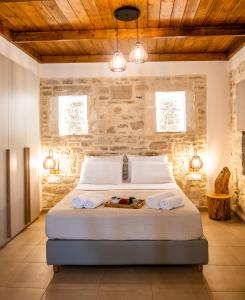 1 dormitorio con 1 cama con toallas en Faistos Cottage, en Áyios Ioánnis