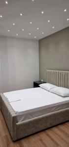 Una cama o camas en una habitación de Heart of Tirana Apartment
