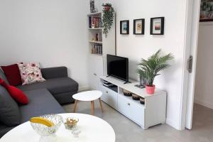Telewizja i/lub zestaw kina domowego w obiekcie Dreams - Sueños - Tranquilo con Patio - VUT-PO-006855