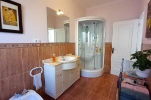 łazienka z prysznicem, umywalką i lustrem w obiekcie Dreams - Sueños - Tranquilo con Patio - VUT-PO-006855 w mieście O Grove