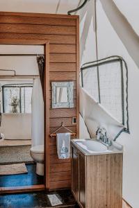 a bathroom with a sink and a toilet at Salterra Glamping in Tequisquiapan