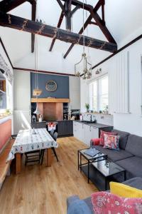 Istumisnurk majutusasutuses 2 The Old Schoolhouse: En-suite, hot tub, parking, pets