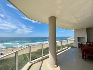 una vista sulla spiaggia dal balcone di una casa di Lucien Sands 602 a Margate