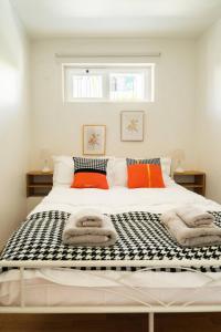 מיטה או מיטות בחדר ב-Cascais Garden Cottage
