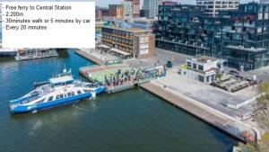 Ein Boot liegt an einem Dock im Wasser. in der Unterkunft B&B Sabai Sabai Amsterdam in Amsterdam