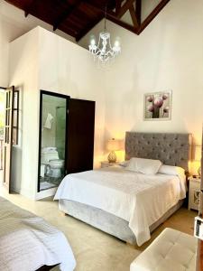 Hotel Colonial Andino - Parque principal de Pitalito客房内的一张或多张床位