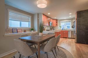 a kitchen with a wooden table and some chairs at Fremont's stylish home-Lake Union view on Rooftop in Seattle