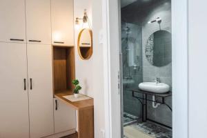 een badkamer met een wastafel en een douche bij MariaApartments in Bitola