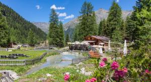 un complejo con piscina en medio de una montaña en Haus Alpenrose, en Sankt Leonhard im Pitztal