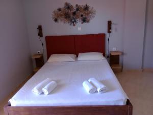 Łóżko lub łóżka w pokoju w obiekcie maria corfu apartments