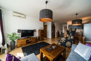 A seating area at Comfy condo on the 20th floor & FREE parking